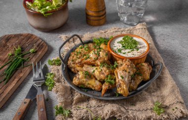 Parmesanlı ve sarımsaklı tavuk kanadı.