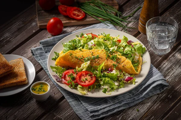 Finom Rántotta Salátával Zöldséggel — Stock Fotó