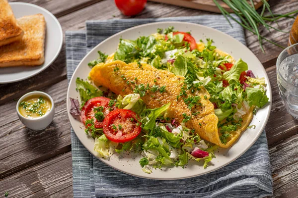 Délicieuse Omelette Aux Œufs Avec Salade Légumes — Photo