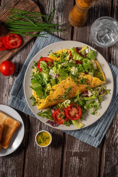 Heerlijke Eieren Omelet Met Salade Groente — Stockfoto