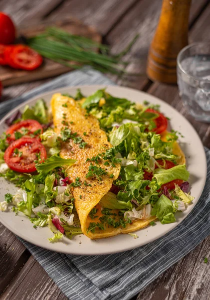 サラダと野菜とおいしい卵オムレツ — ストック写真