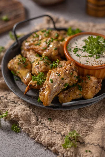 Köstliche Chicken Wings Mit Parmesan Mayo Und Knoblauch Dip — Stockfoto