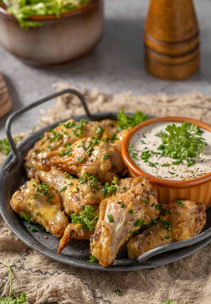 おいしい鶏の羽とパルメザン マヨとニンニクのディップ — ストック写真