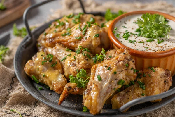 Sayap Ayam Lezat Dengan Mayo Parmesan Dan Bawang Putih Mencelupkan — Stok Foto