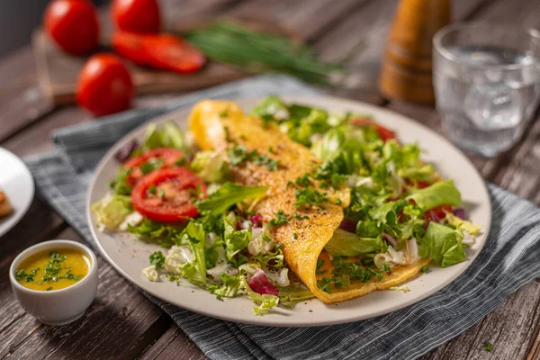 Lahodná Vaječná Omeleta Salátem Zeleninou Royalty Free Stock Obrázky