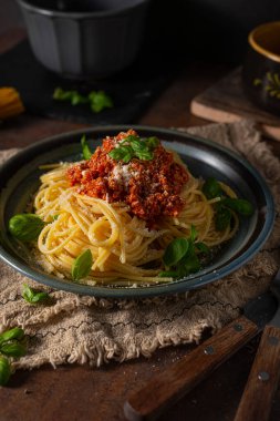 Fesleğen, parmesan peyniri ve bolonez soslu lezzetli makarna.