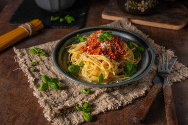 Fesleğen, parmesan peyniri ve bolonez soslu lezzetli makarna.