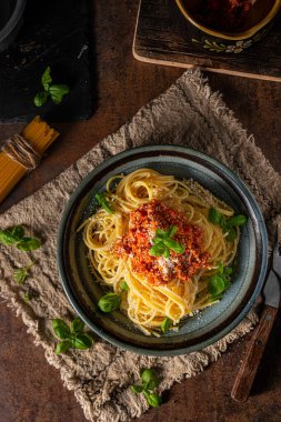 Fesleğen, parmesan peyniri ve bolonez soslu lezzetli makarna.