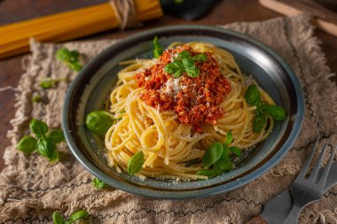 Fesleğen, parmesan peyniri ve bolonez soslu lezzetli makarna.