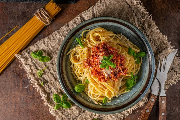 Köstliche Pasta Mit Basilikum Parmesan Und Bolognese Sauce — Stockfoto