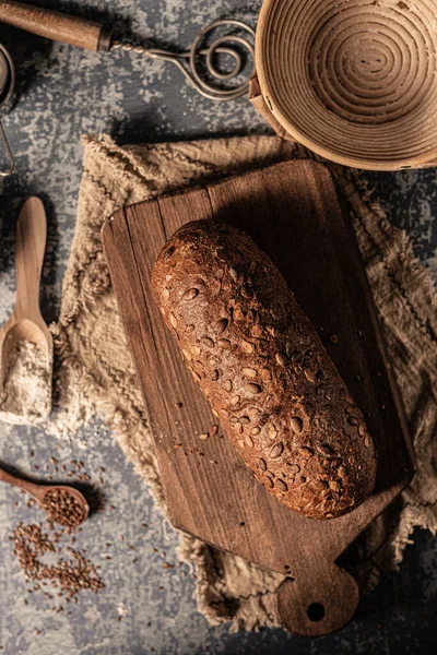 Läckert Fullkornsbröd Med Frön Och Ekologiskt Mjöl — Stockfoto