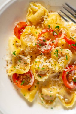 Et ile doldurulmuş lezzetli makarna ve sarımsak ve bitkilerle krema sosu.