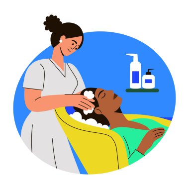 Bir güzellik uzmanının müşterisine kuaför spa 'sı vermesinin düz bir resmi.
