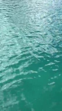 Turkuaz Denizi 'nin deniz yüzeyinde güneş parlıyor. Yüksek kalite 4K görüntü