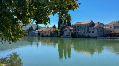 Trebisnica Nehri 'nden bir şehir manzarası. Old Town.Trebinje, Bosna-Hersek, 2 Ekim 2024