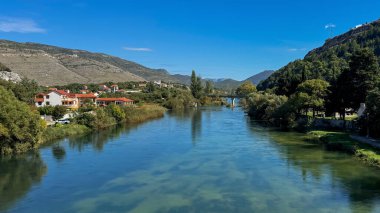 Köprüden Trebisnica Nehri 'ne kadar manzarası var. Trebinje, Bosna-Hersek, 2 Ekim 2024