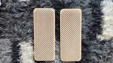 Sadhu Meditasyon Tahtasının Keskin Tırnaklarına Basan Kadın Ayakları, Tahta Sadhu Tahtası. Yoga Uygulaması ve Sağlık Konsepti. Yüksek kalite 4k görüntü