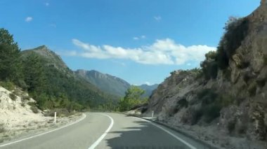 Dar, dik, virajlı, dağlarda keskin virajlı bir yol, zor koşullarda dikkatli sürüş kavramı..