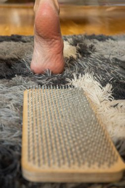 Sadhus tahtasından bir kişi iniyor. Ayak ve tırnak izleri yakın plan. Ayağına vurgu yap. Yüksek kalite fotoğrafçılık