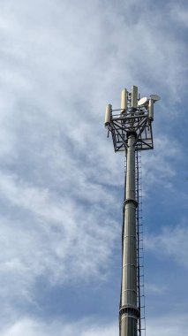 Mavi gökyüzüne karşı antenli mobil veri kulesi. Telekomünikasyon ekipmanı konsepti, yüksek hızlı mobil iletişim. Yüksek kaliteli fotoğraflar