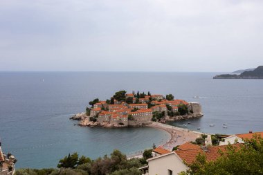 Karadağ, Budva 26 Haziran 2024, Karadağ 'ın Adriyatik kıyısında yer alan Sveti Stefan adası