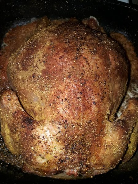 Рождество жареная целая курица. Праздничный. Фотография еды и напитков.