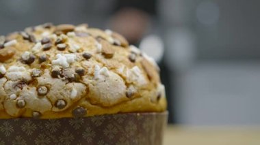Geleneksel İtalyan ev yapımı noel panettonu tipik bademli, çikolatalı ve şekerli Milano yemeği.