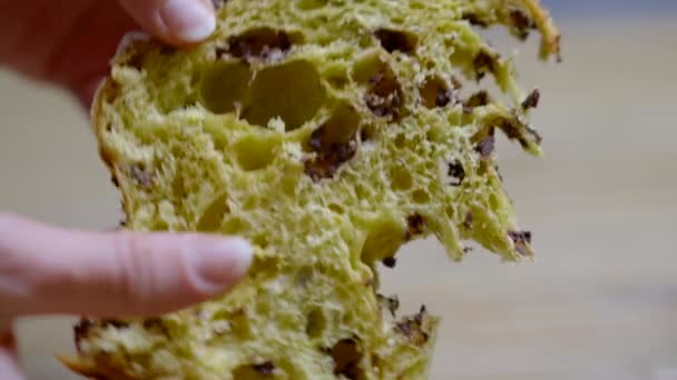 一位女士用杏仁 巧克力和糖打破了典型的米兰自制意大利圣诞套餐 — 图库视频影像