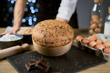 Noel ve Bayram 'ı kutlamak için mısır gevrekli panettone. Geleneksel İtalyan ev yapımı Noel panettonu Milan 'ın tipik unu un, yumurta, mısır gevreği, yulaf, hecelenmiş, arpa ve çikolata.. 