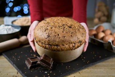 Noel ve Bayram 'ı kutlamak için mısır gevrekli panettone. Geleneksel İtalyan ev yapımı Noel panettonu Milan 'ın tipik unu un, yumurta, mısır gevreği, yulaf, hecelenmiş, arpa ve çikolata.. 