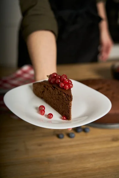 Женщина Страстью Кулинарии Украшает Кусок Шоколадного Торта Ручной Работы Своей — стоковое фото