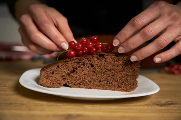 Wanita Dengan Gairah Untuk Memasak Menghias Sepotong Kue Coklat Buatan — Stok Foto