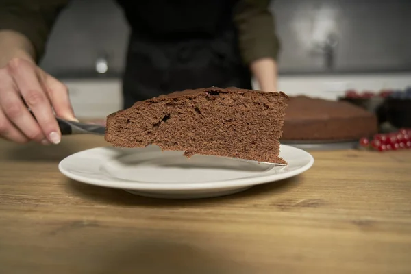 Женщина Страстью Кулинарии Украшает Кусок Шоколадного Торта Ручной Работы Своей — стоковое фото