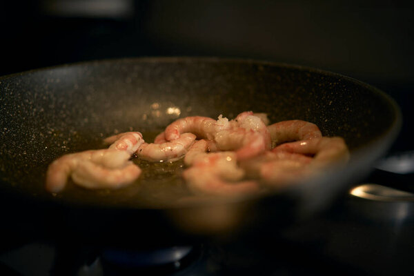 Cook Cooks Shrimp Pot Black Pot Heats Kitchen Fire Cooks Stock Picture
