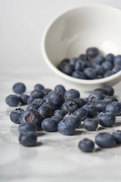 Sekelompok Blueberry Segar Atas Meja Marmer Putih Dan Hitam — Stok Foto