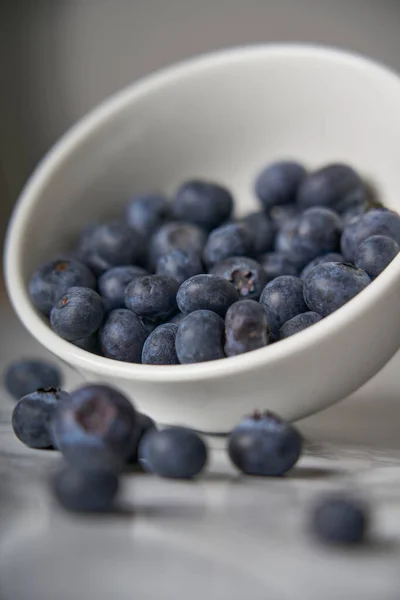 Sekelompok Blueberry Segar Atas Meja Marmer Putih Dan Hitam — Stok Foto