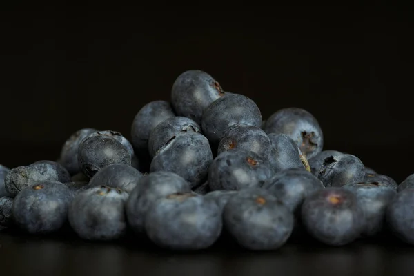 Sekelompok Blueberry Segar Latar Belakang Hitam — Stok Foto