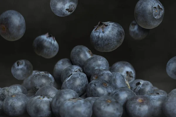 Tutup Blueberry Pada Latar Belakang Hitam Fuits Jatuh Dari Atas — Stok Foto