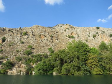 Arkasında dağ olan Zaros Dağı Gölü