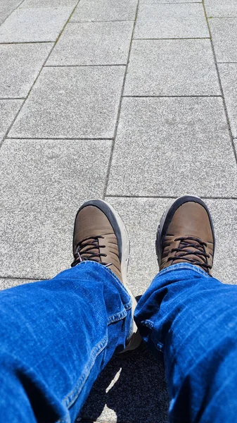 コピースペースで休むブルーデニムジーンズの足 — ストック写真