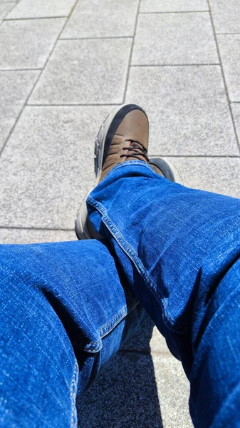 Skrzyżowane Niebieskich Dżinsach Dżinsowych Odpoczywających Przestrzenią Kopiowania — Zdjęcie stockowe