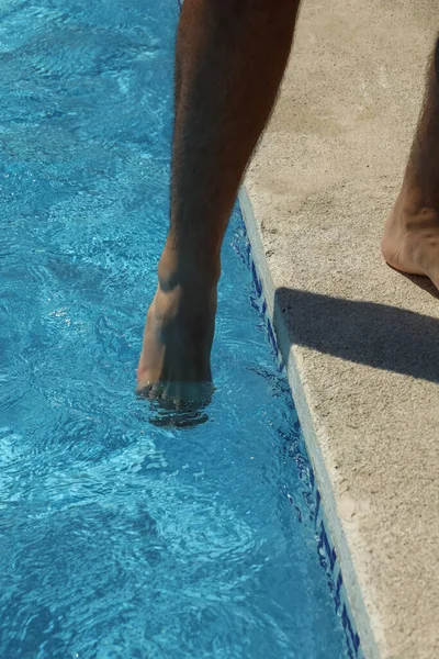 Mann Setzt Seinen Fuß Ins Poolwasser Sehen Das Wasser Kühl — Stockfoto