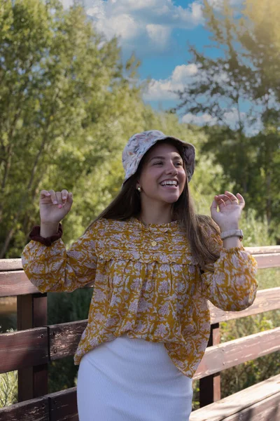 Teenage Girl Smiling Cap Her Head Singing Dancing While Taking — Stock Photo, Image