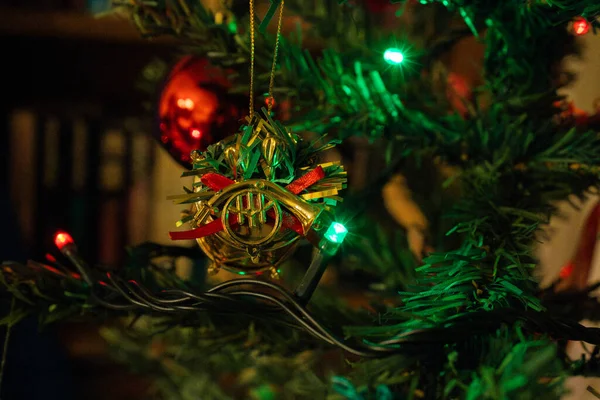 Ornament Met Hoorn Instrument Kerstboom Met Verlichting Vakantie Concept — Stockfoto
