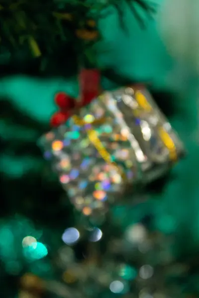 Weihnachtsbaumschmuck Mit Geschenk Und Lichtern Urlaubskonzept Mit Selektivem Fokus — Stockfoto