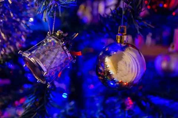 Weihnachtsbaumschmuck Eines Ball Und Trommelferienkonzepts Mit Selektivem Fokus — Stockfoto