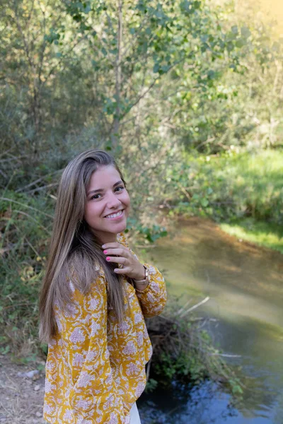 Fröhliches Mädchen Zeigt Ihre Lackierten Nägel Der Nähe Eines Flusses — Stockfoto