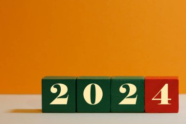 Yeni yıl değişikliğini gösteren ahşap küpler 2024 konsept takvim parti planlama