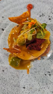 İçinde çıtır balkabağı sosu ve çeşitli malzemeler olan lezzetli bir salata. Yemek olarak ya da başlangıç olarak mükemmel.