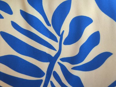 Krem arkaplan üzerinde tropikal mavi yaprak desenli kumaş yakın çekim sanatsal görünüm